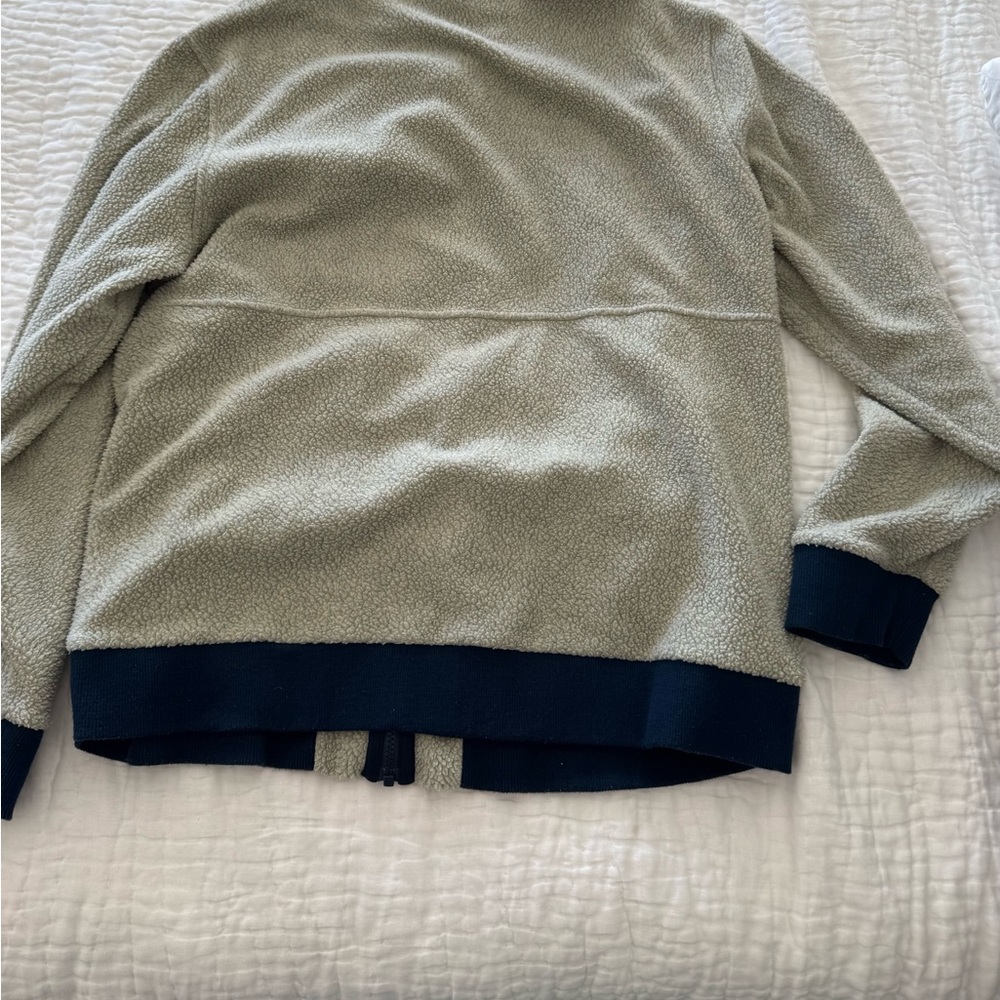 Patagonia Men's Zip-Up Sweater in Gray and Navy - Picture 3 of 4